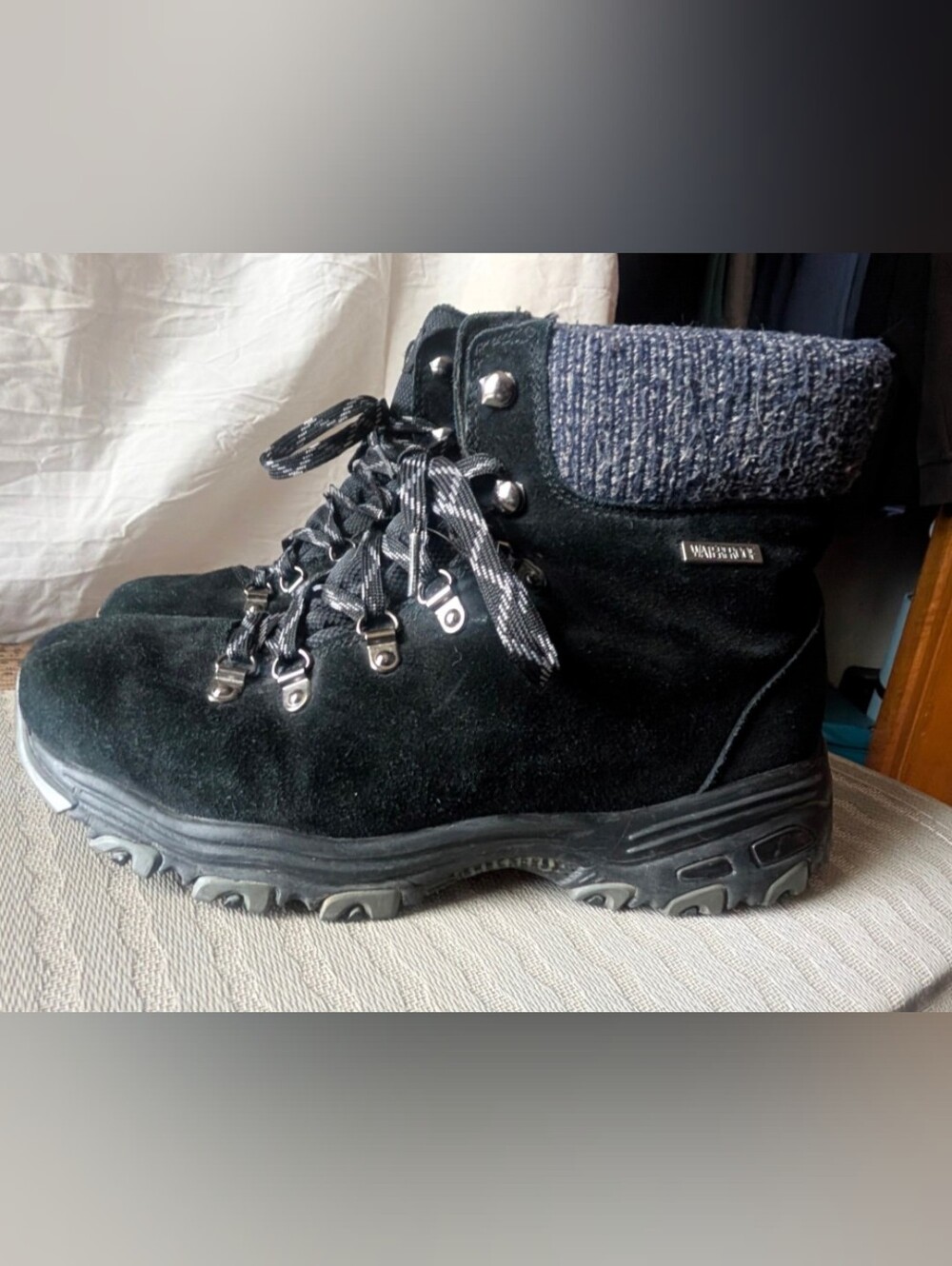 Women's Size 10 Sketchers Waterproof Lace Up Hiking Boot with Knit Collar